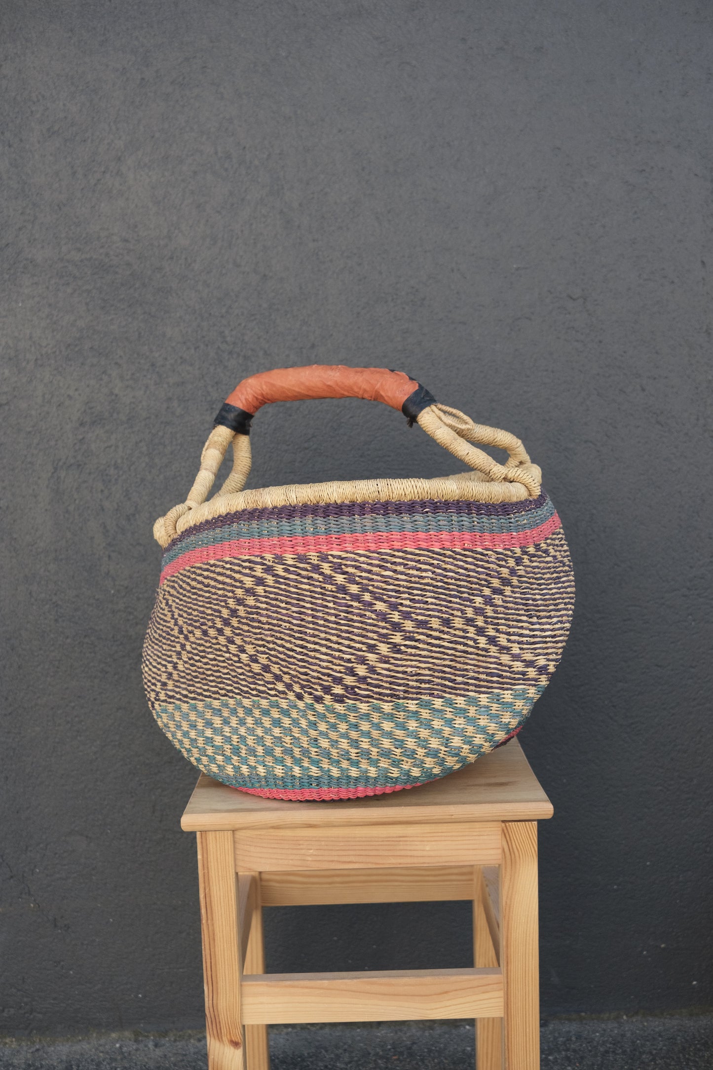 Fargerik bolga kurv av steppegress - stor