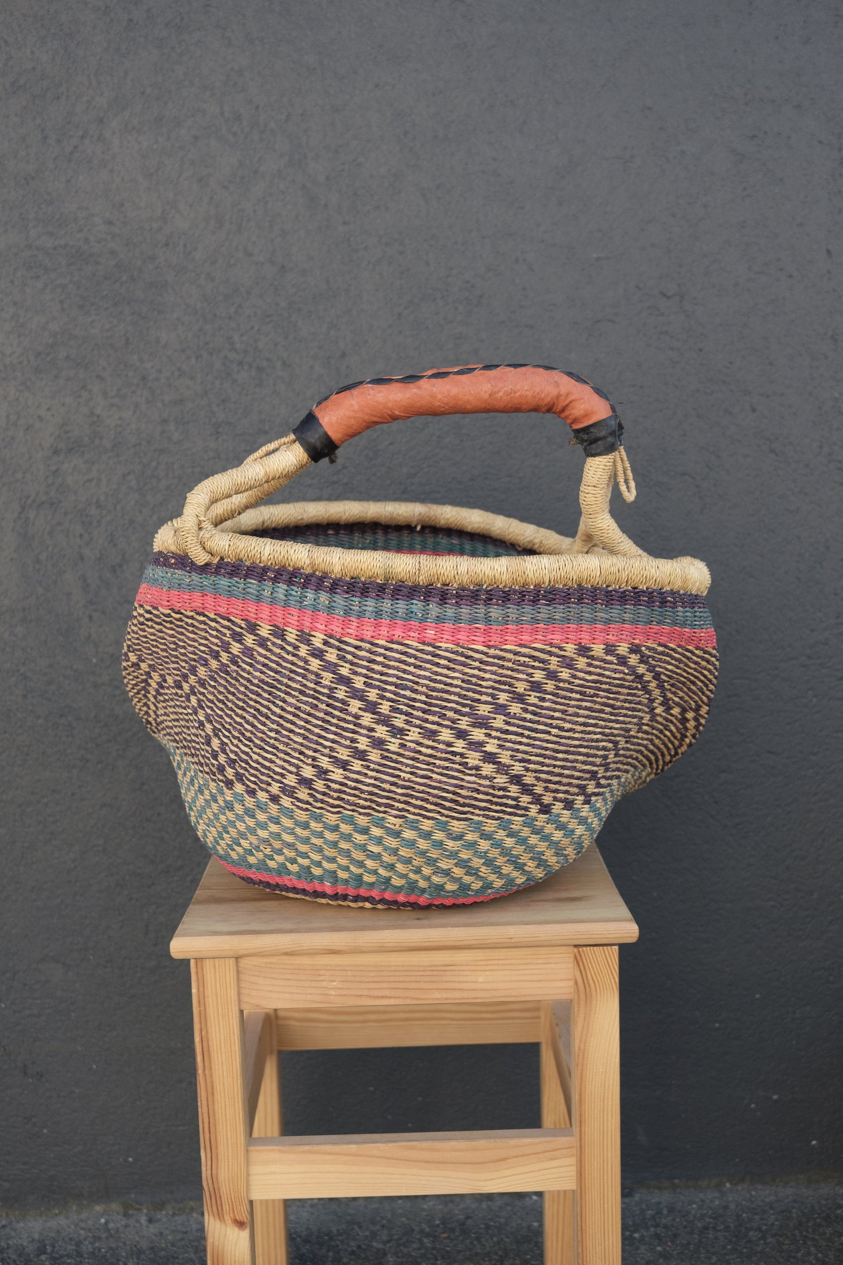 Fargerik bolga kurv av steppegress - stor