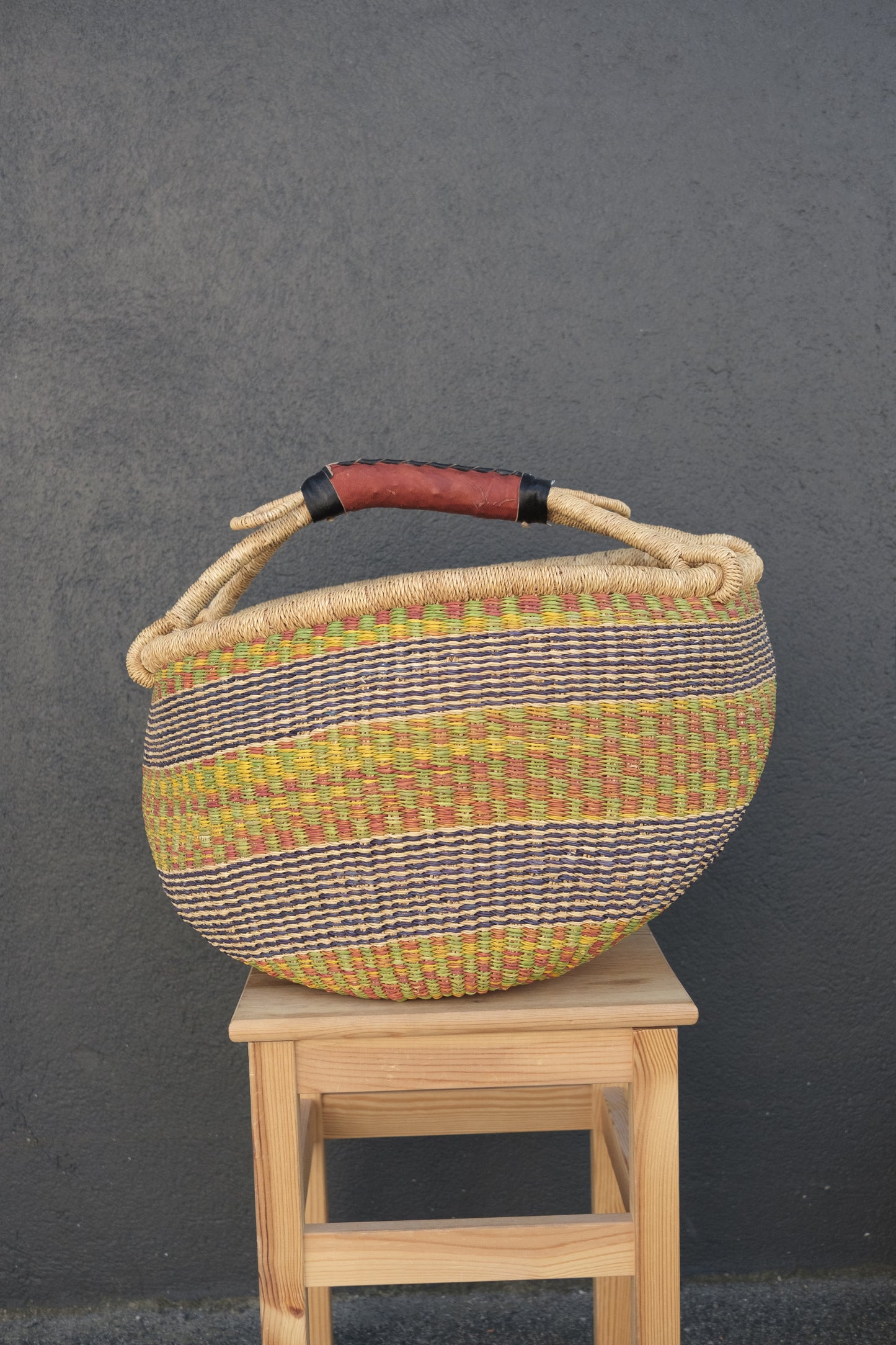 Fargerik bolga kurv av steppegress - stor