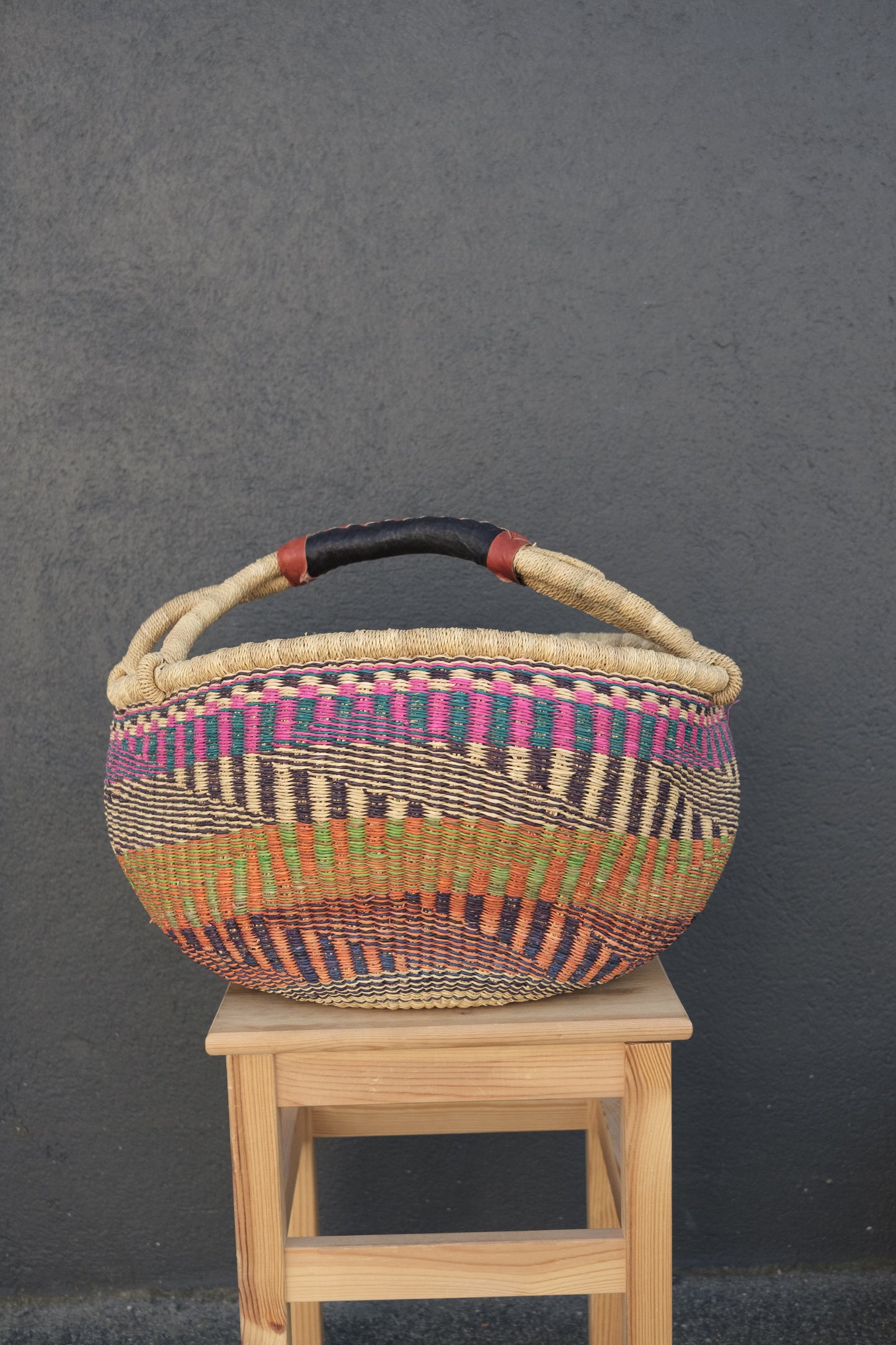 Fargerik bolga kurv av steppegress - stor