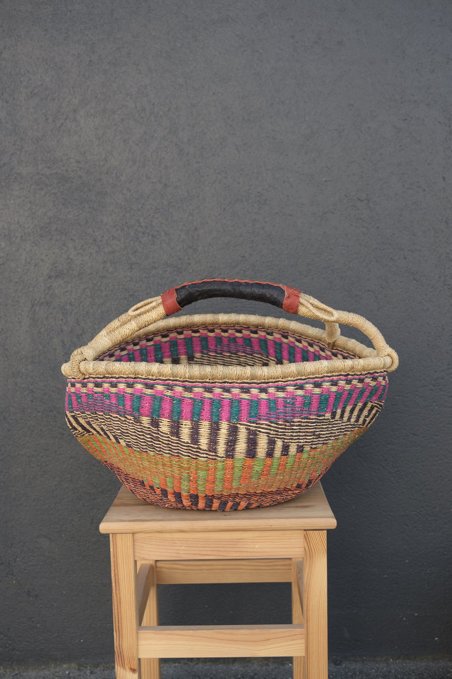 Fargerik bolga kurv av steppegress - stor