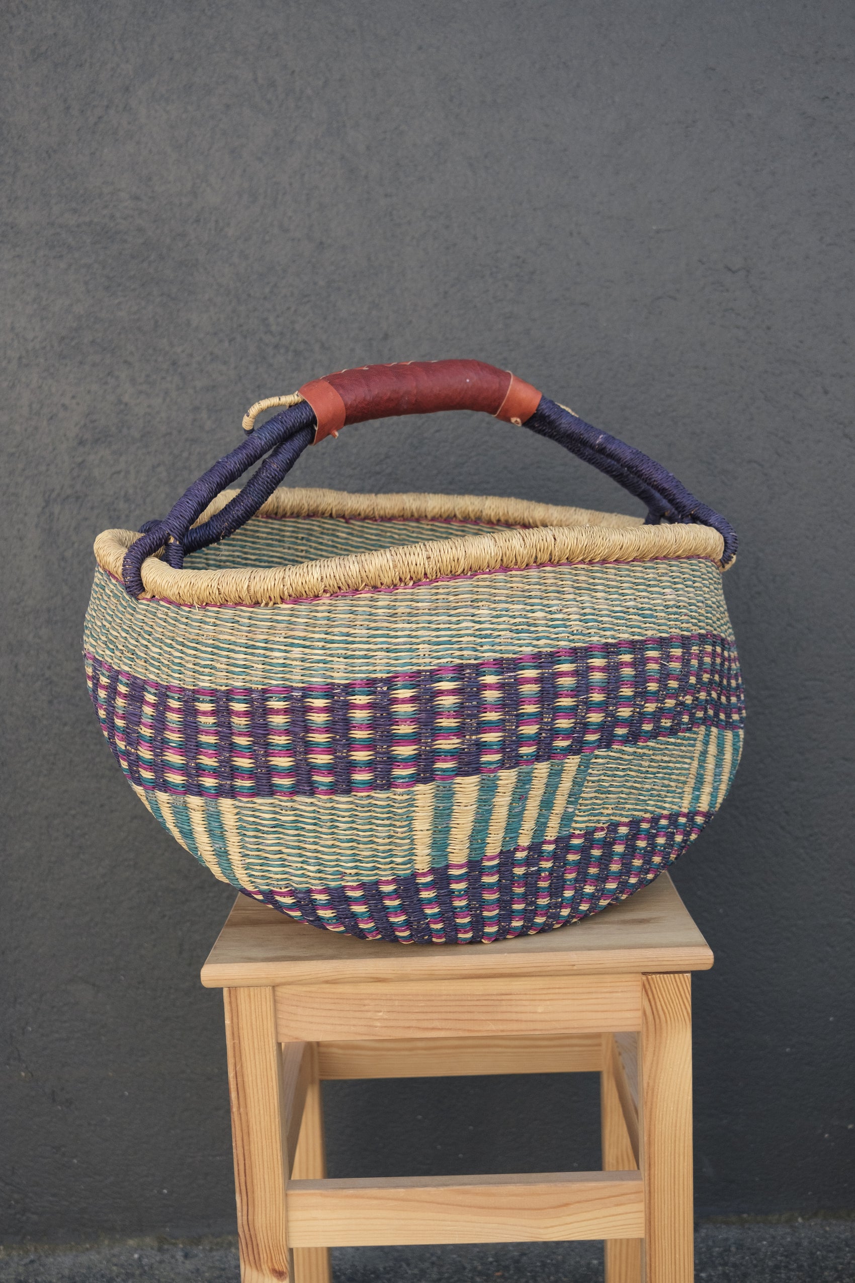 Fargerik bolga kurv av steppegress - stor