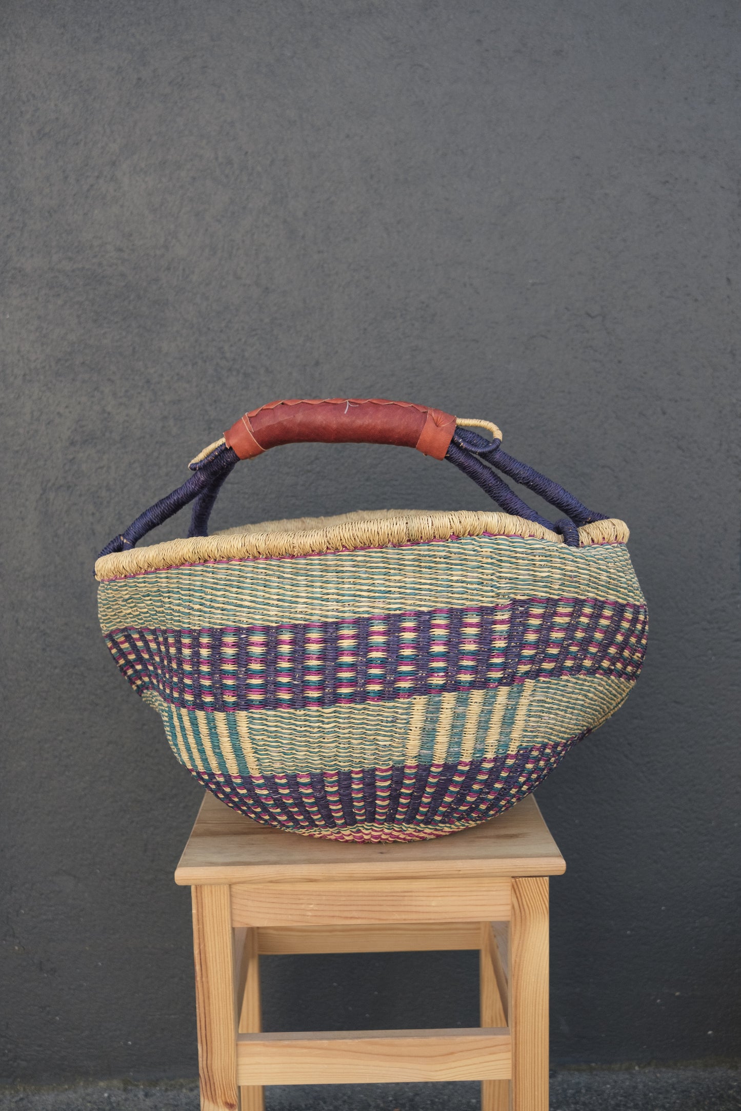 Fargerik bolga kurv av steppegress - stor