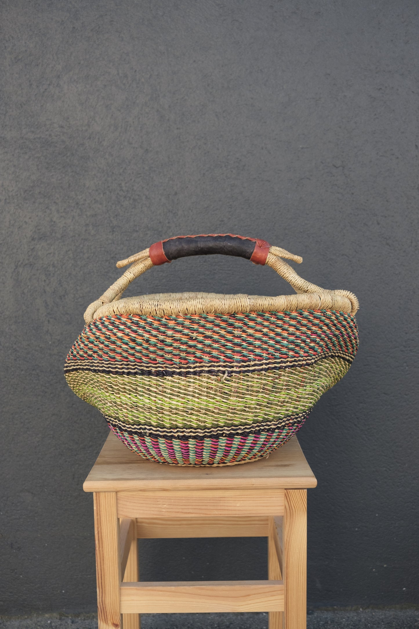 Fargerik bolga kurv av steppegress - stor