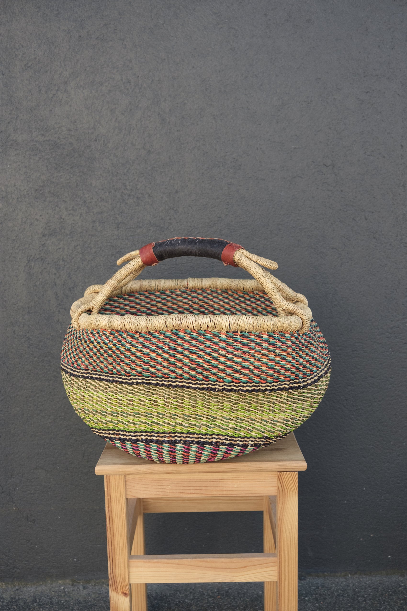 Fargerik bolga kurv av steppegress - stor