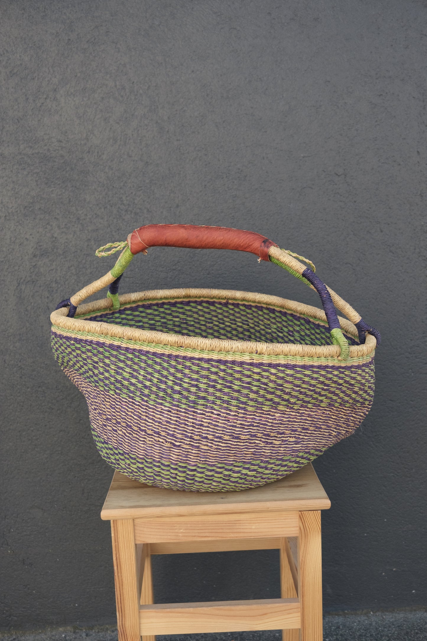 Fargerik bolga kurv av steppegress - stor