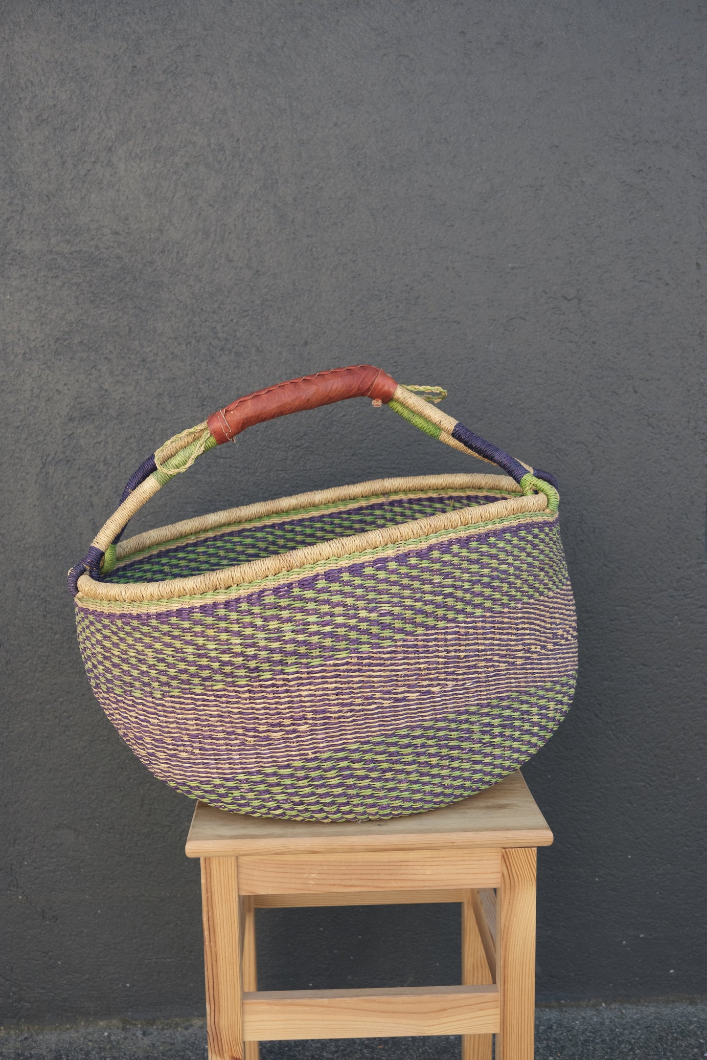 Fargerik bolga kurv av steppegress - stor