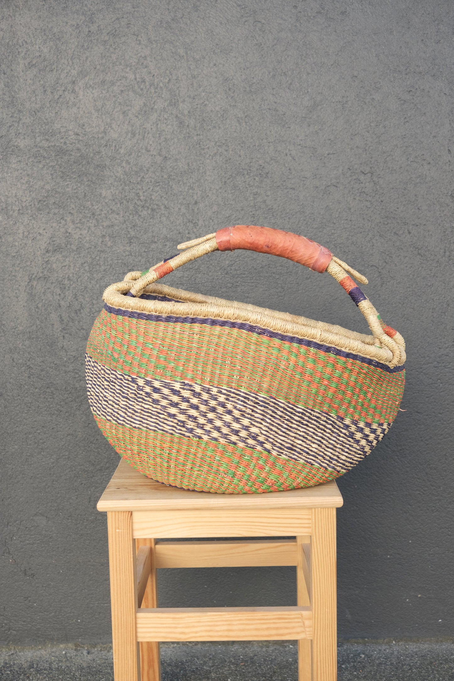 Fargerik bolga kurv av steppegress - stor