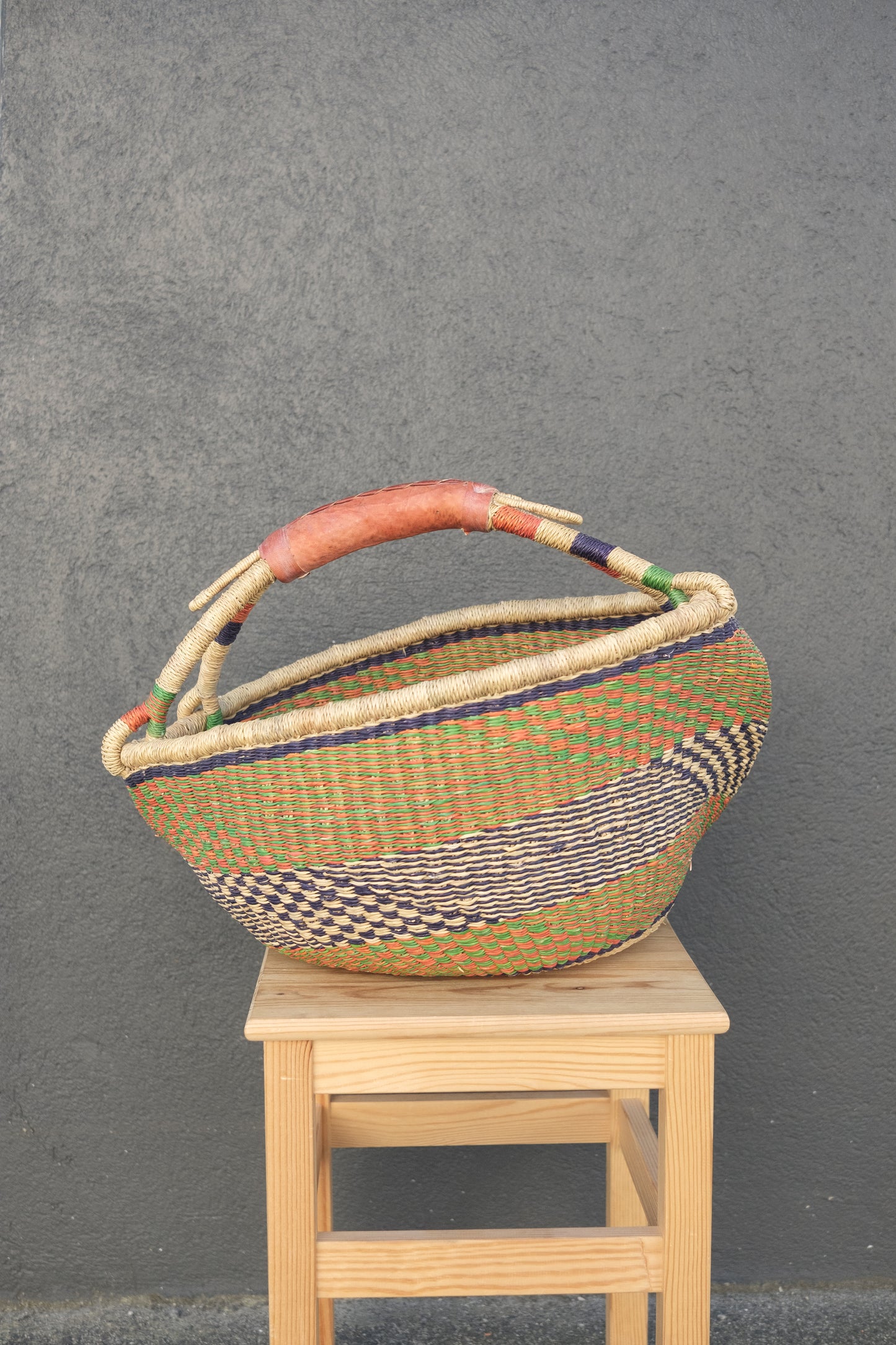 Fargerik bolga kurv av steppegress - stor