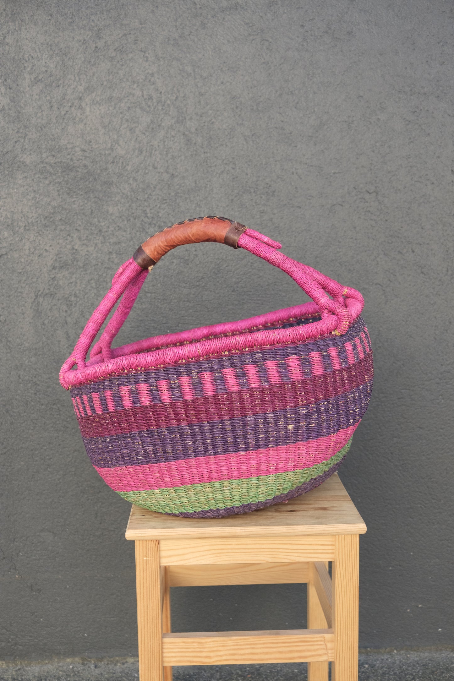 Fargerik bolga kurv av steppegress - stor