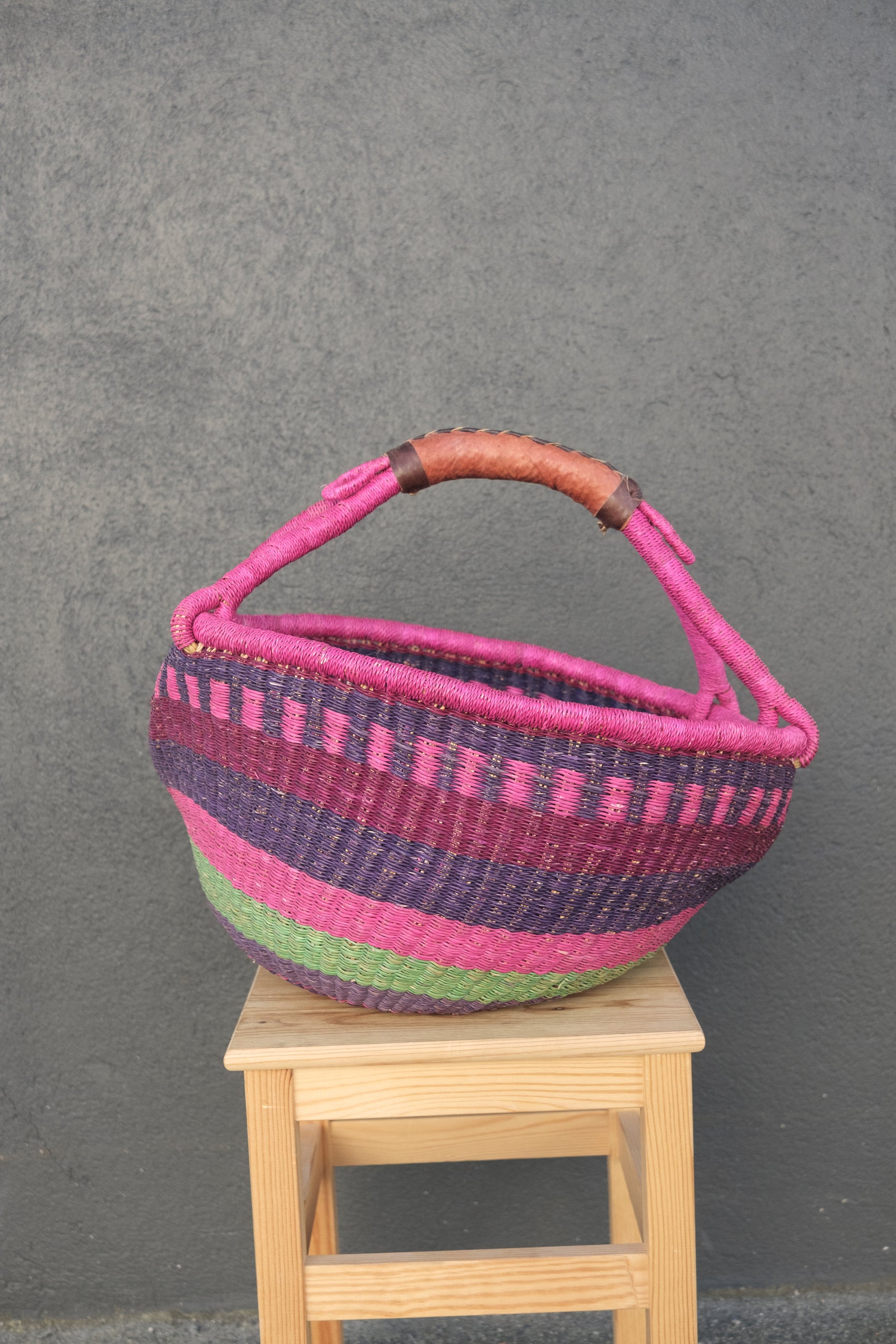 Fargerik bolga kurv av steppegress - stor