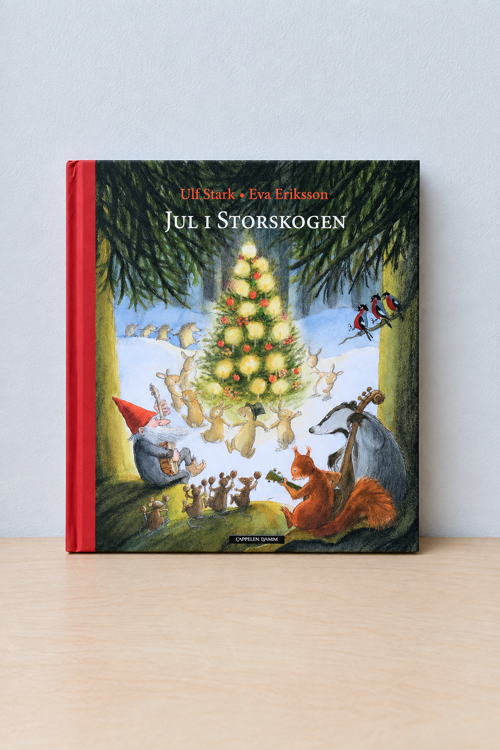 Jul i Storskogen i portrettformat med friskere farger