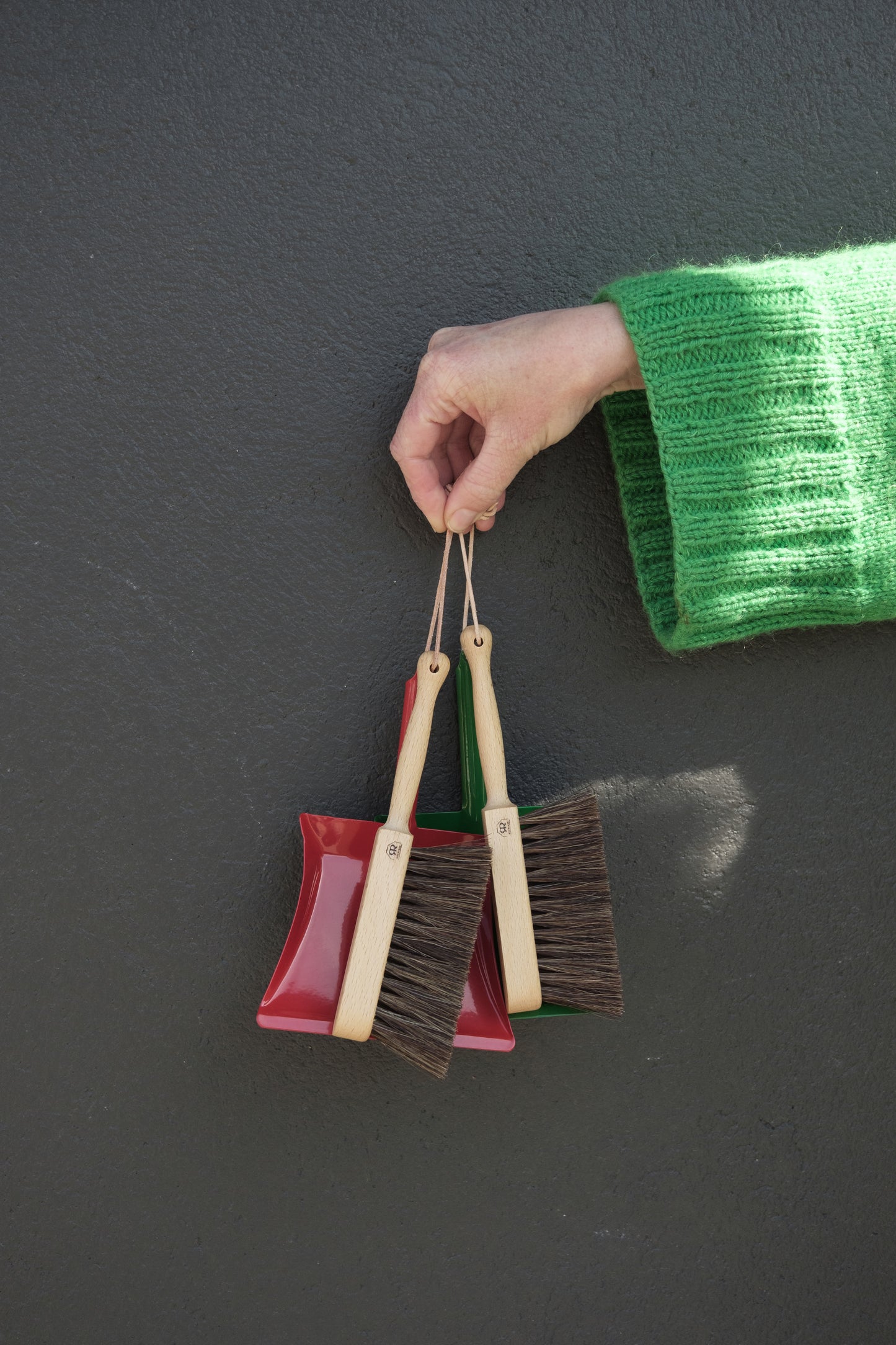 Kost og feiebrett til små hender