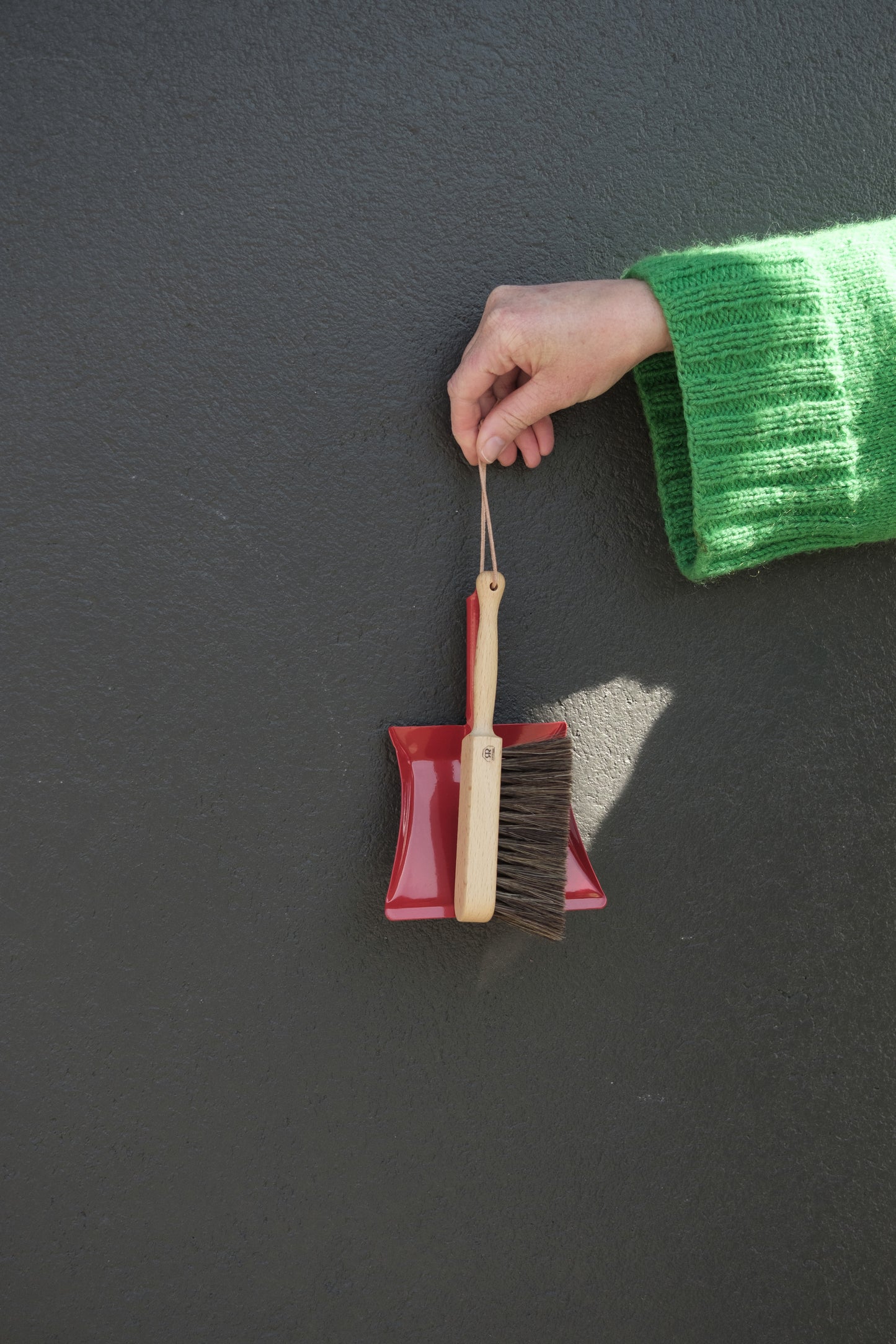 Kost og feiebrett til små hender