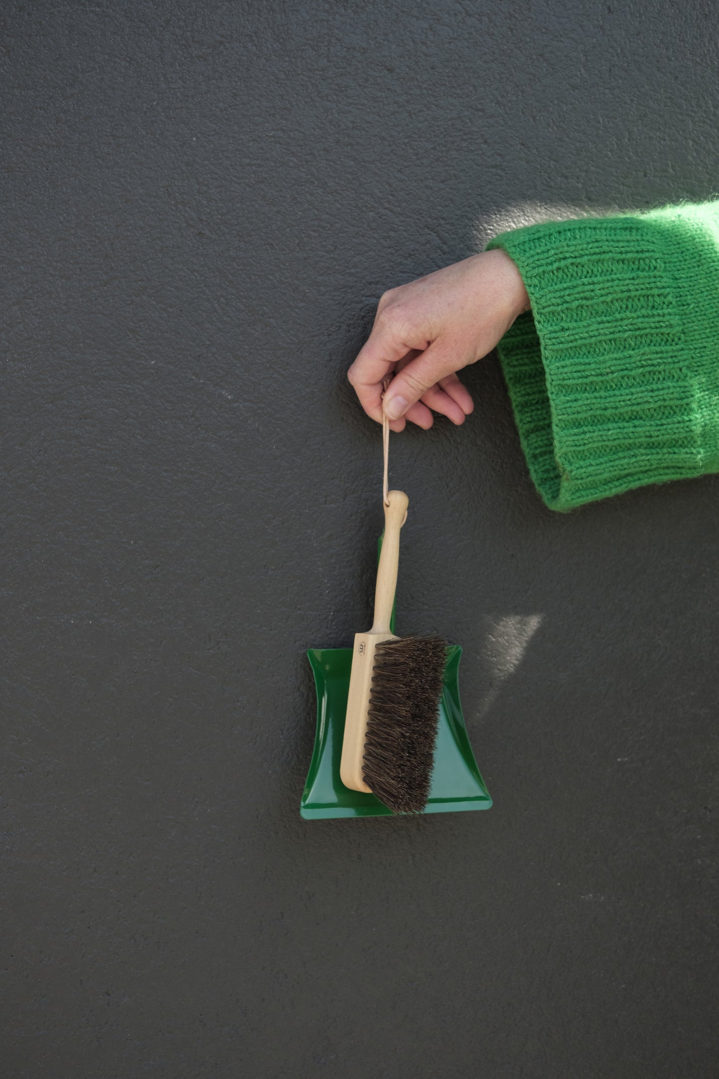 Kost og feiebrett til små hender