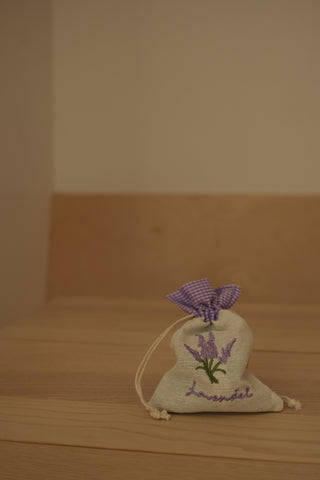 Lavendelblomster i linpose