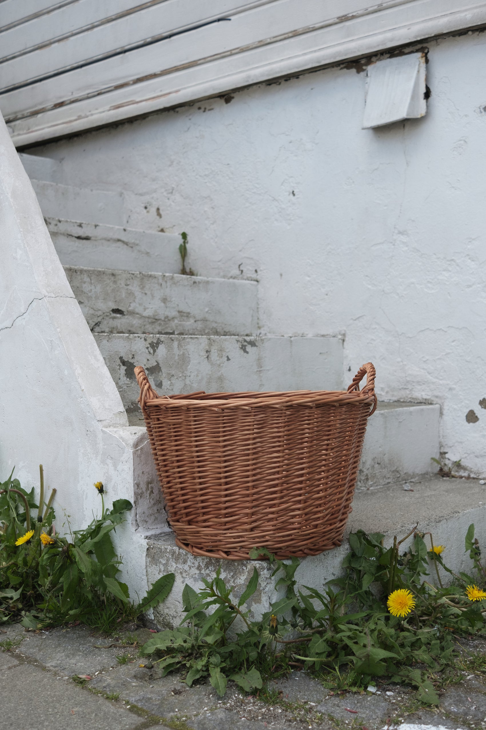 Høy kurv med håndtak