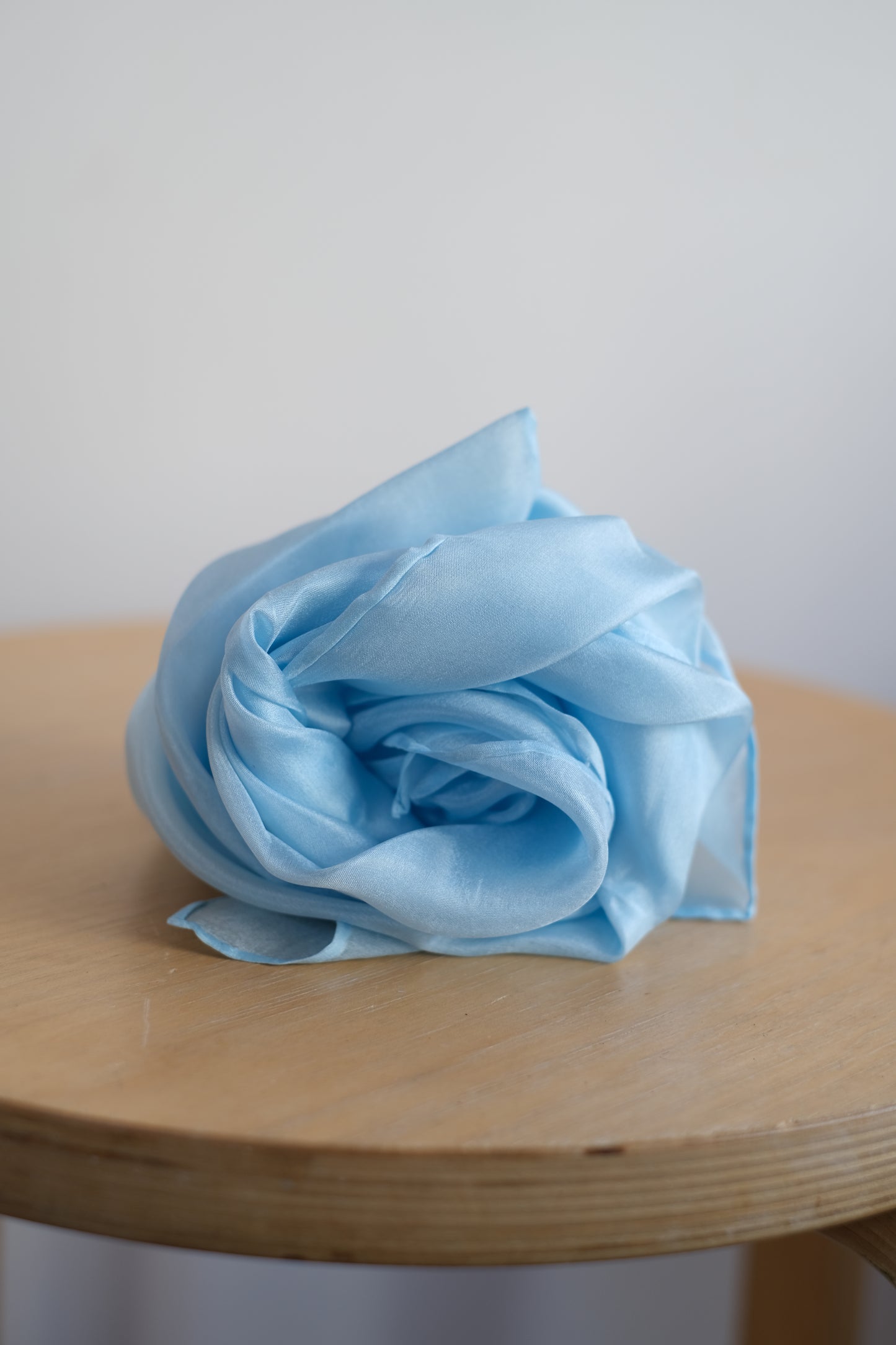 Lekesilke - 55x55cm - plantefarget lys blå