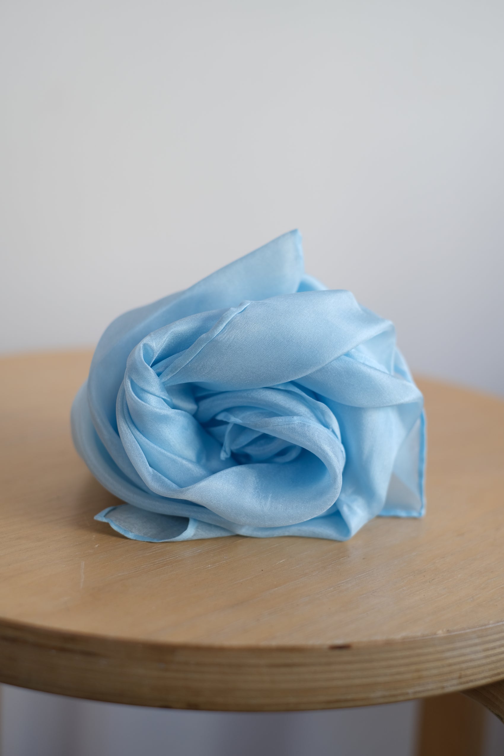 Lekesilke - 55x55cm - plantefarget lys blå