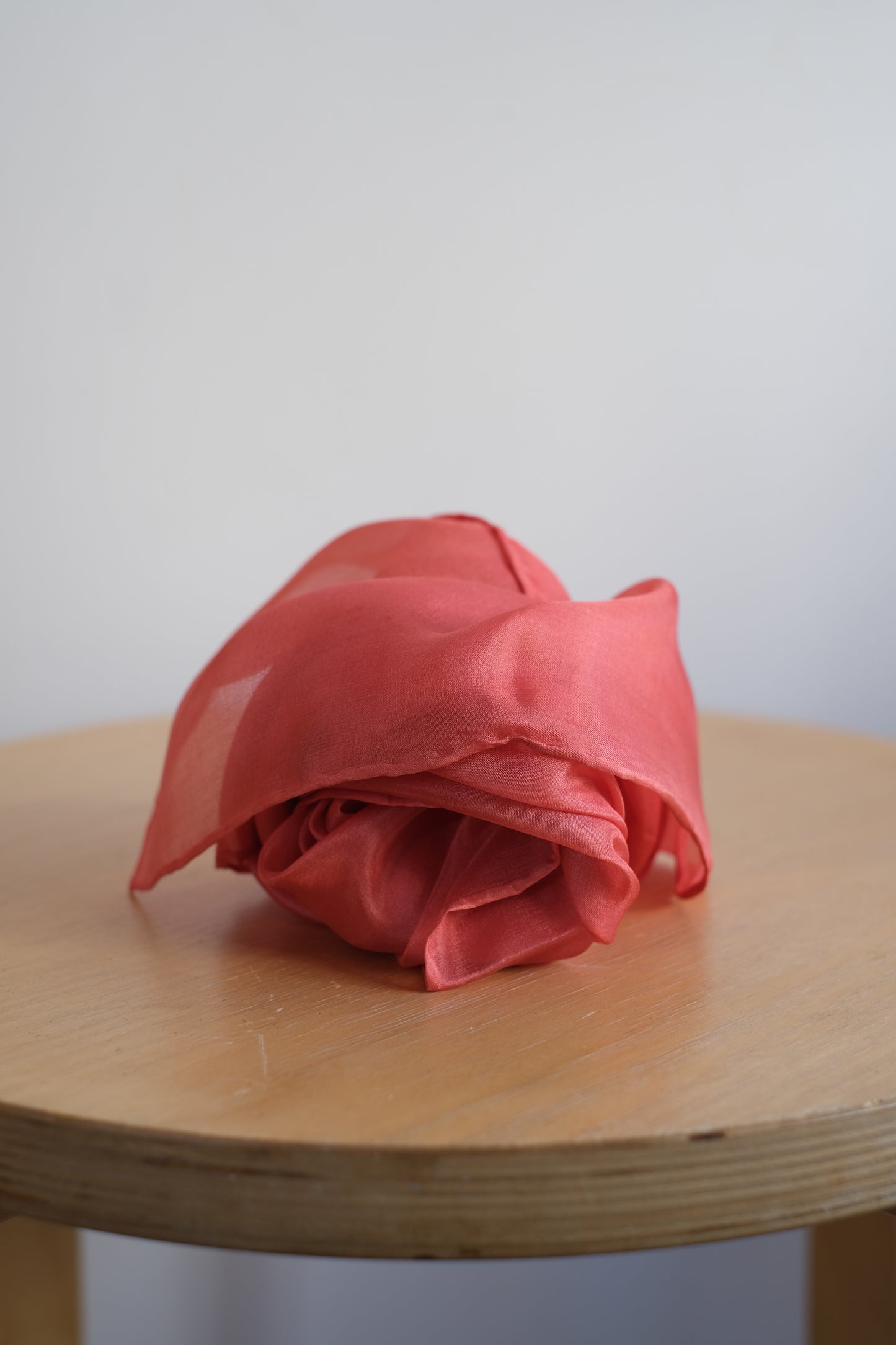 Lekesilke - 55x55cm - plantefarget rustrød
