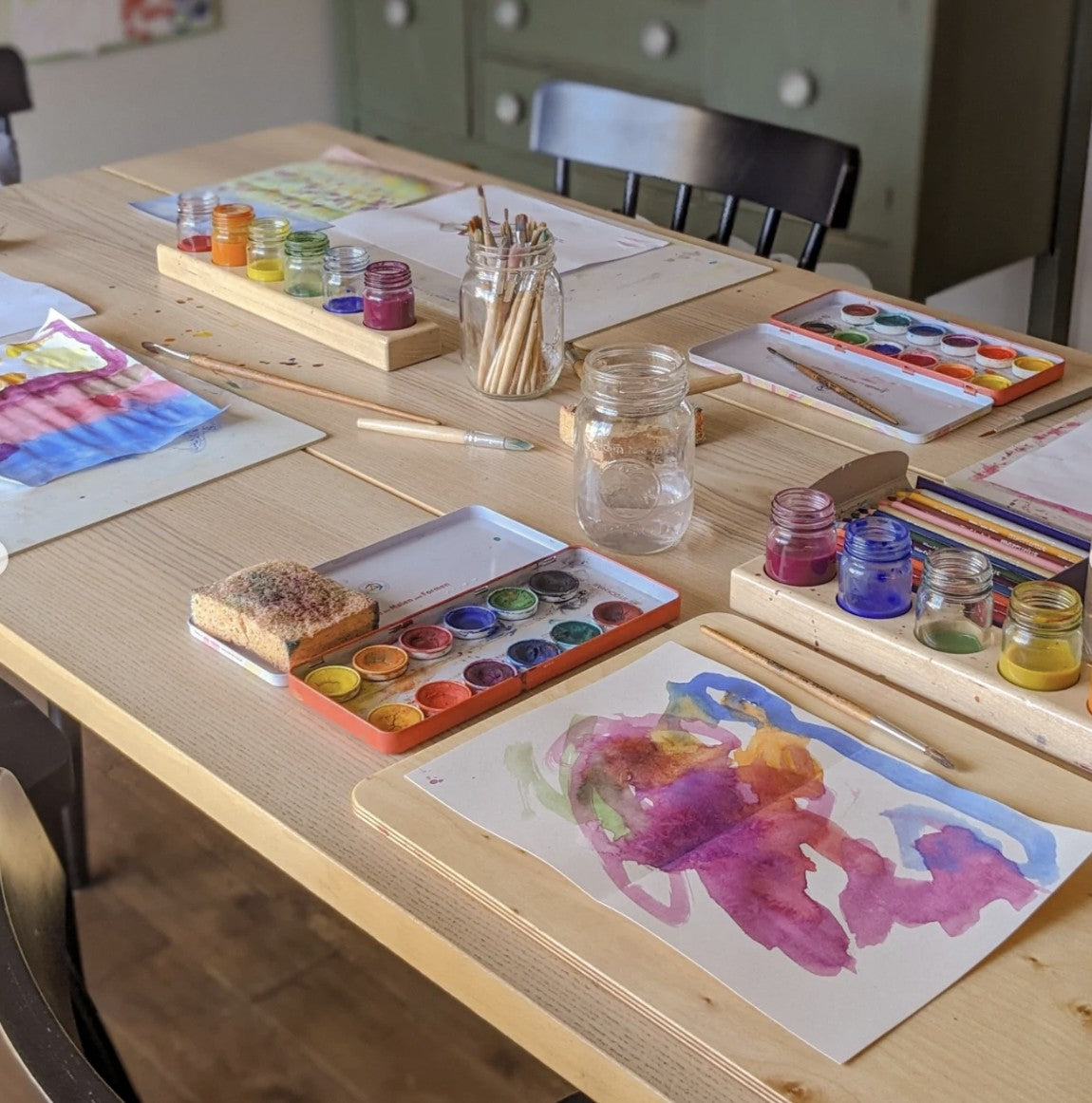 Malebord med glasskrukker og Stockmar akvarellmaling