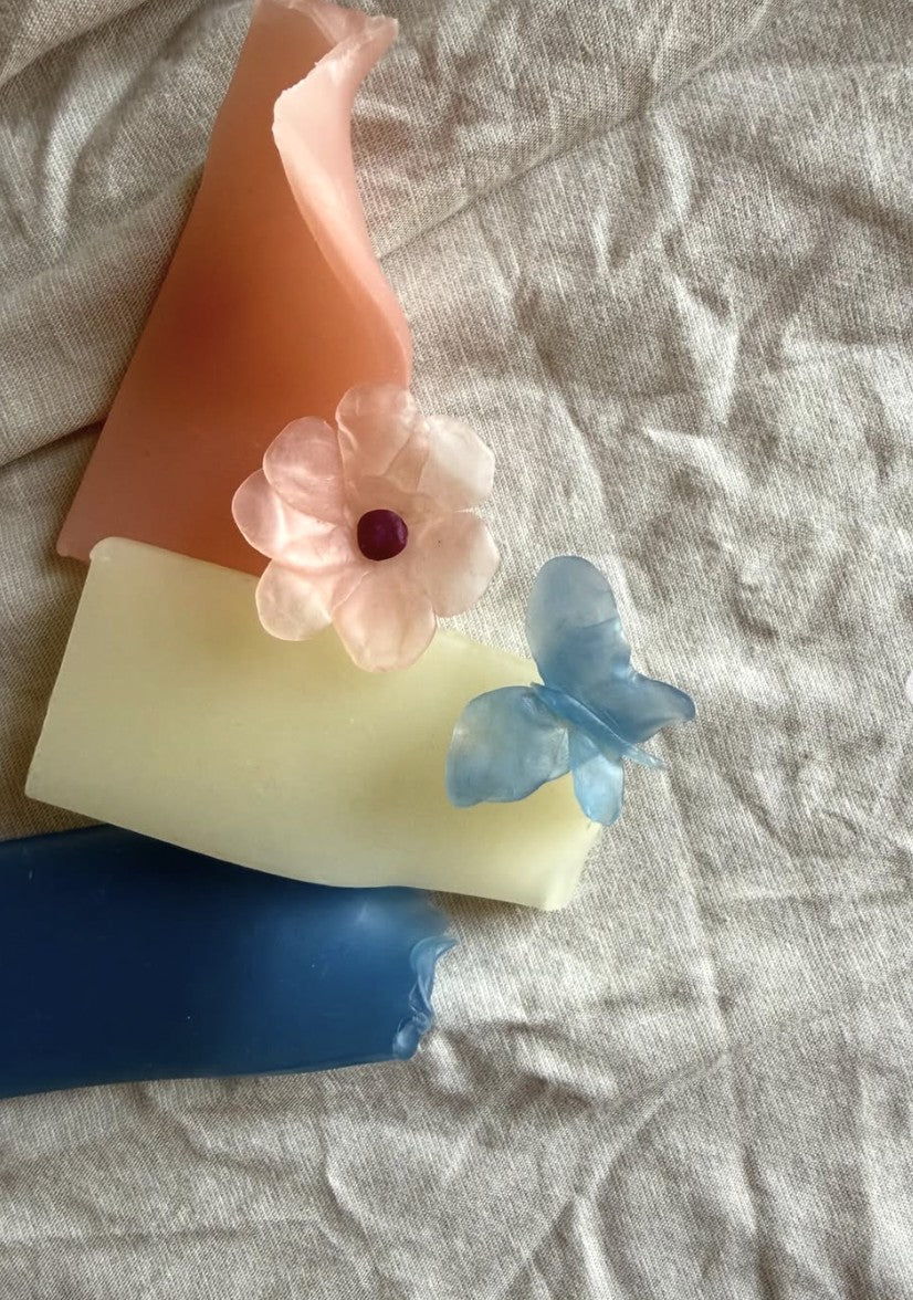 Blomst og sommerfugl formet av Stockmar modellbivoks