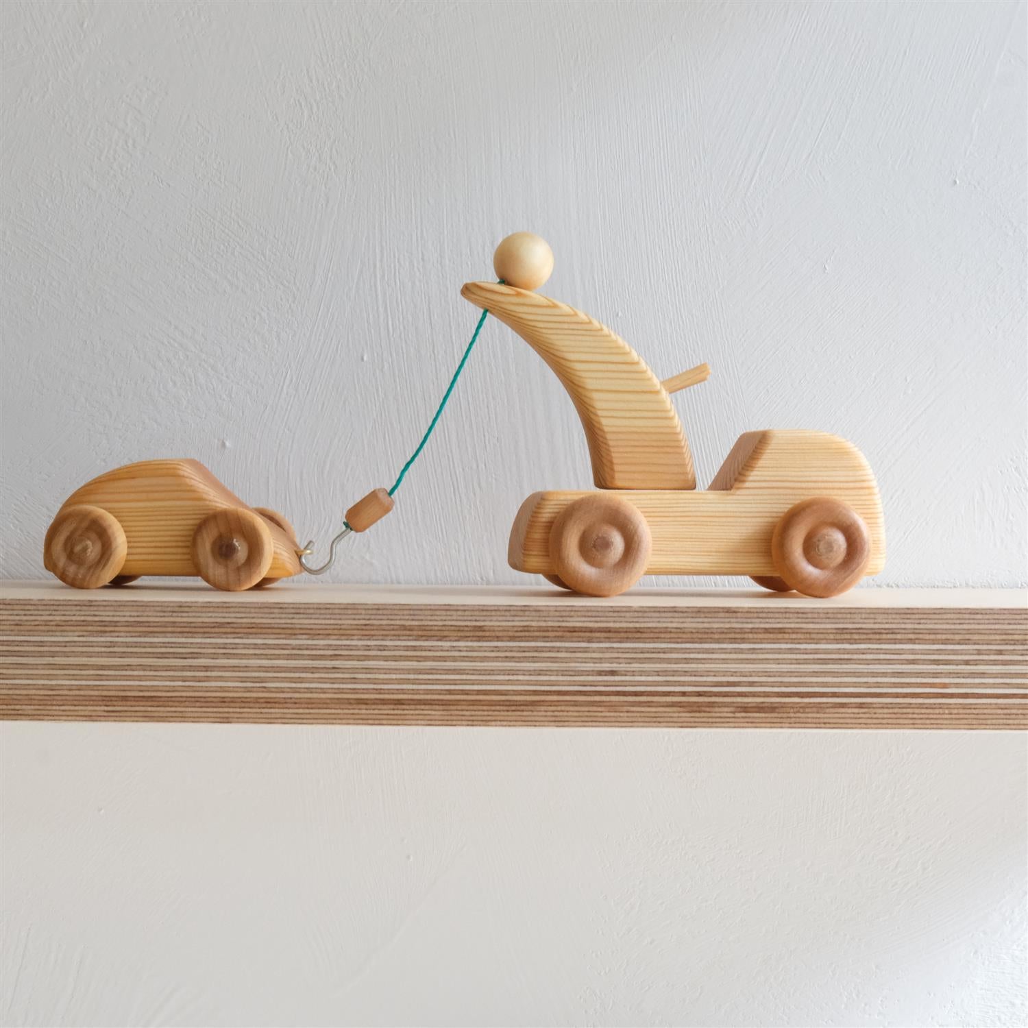 Liten kranbil med personbil