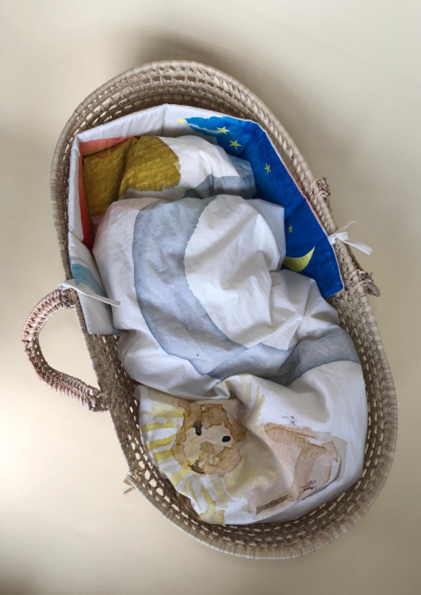 Babybok i tekstil med akvarellmaling