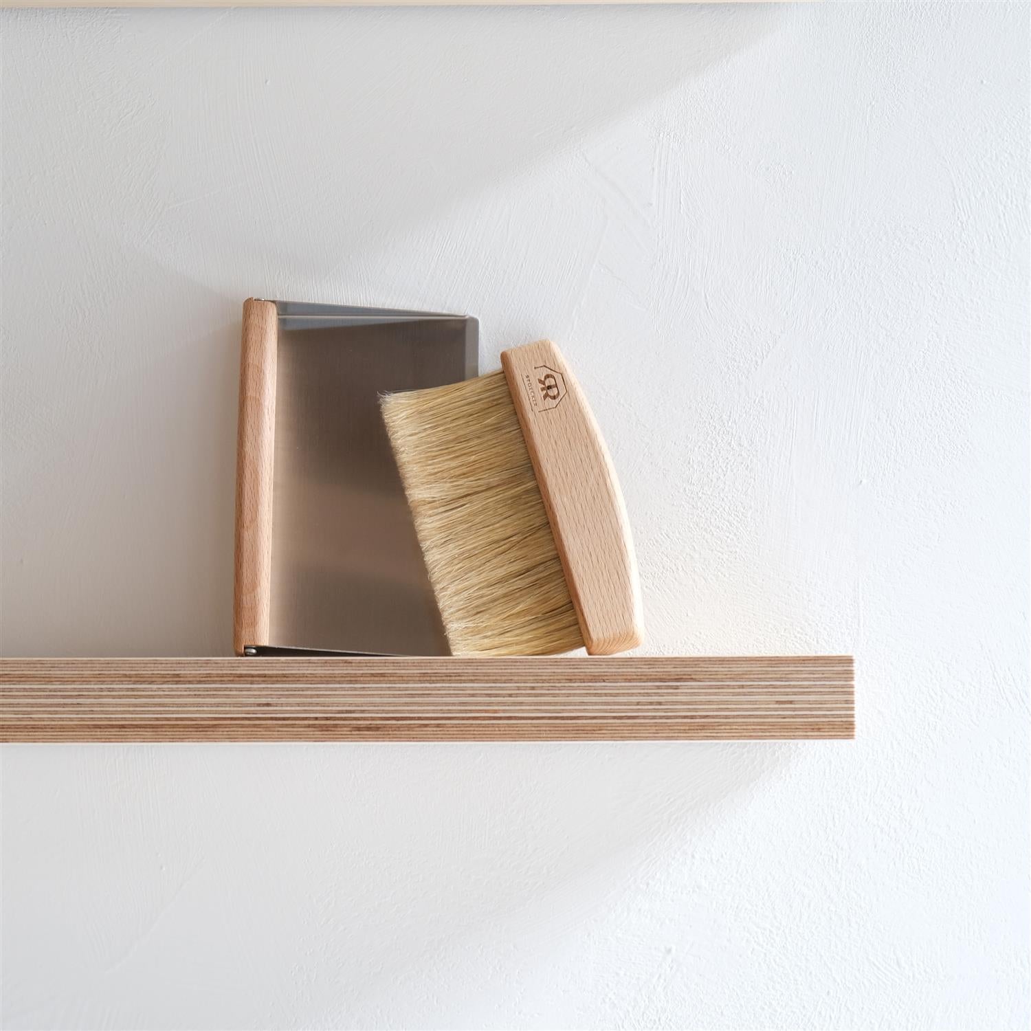 Kost og feiebrett til bordet