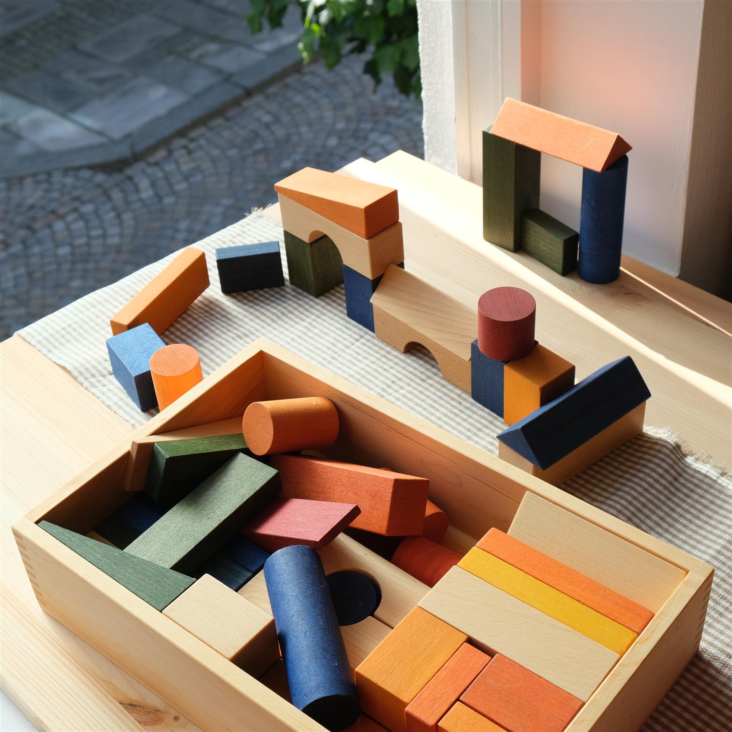 63 store klosser i eske - regnbue