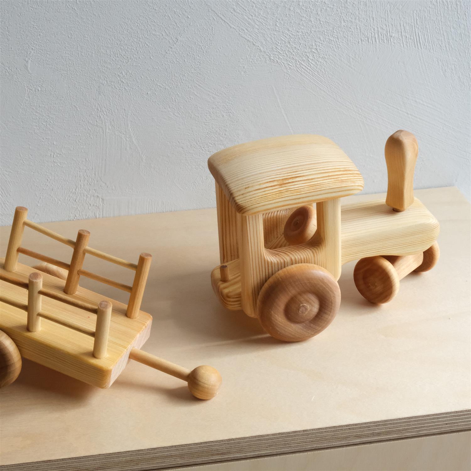 Stor traktor med vogn