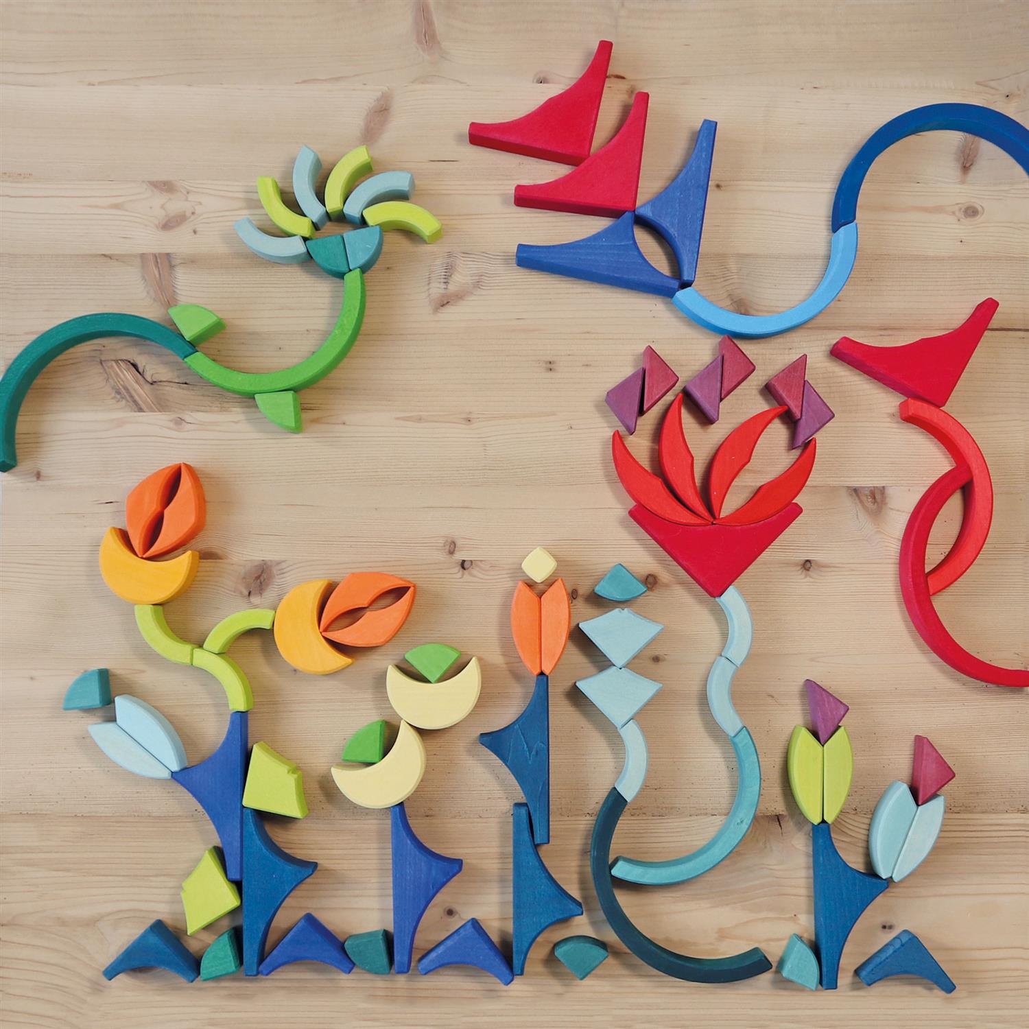 Geometriske buede klosser i treramme