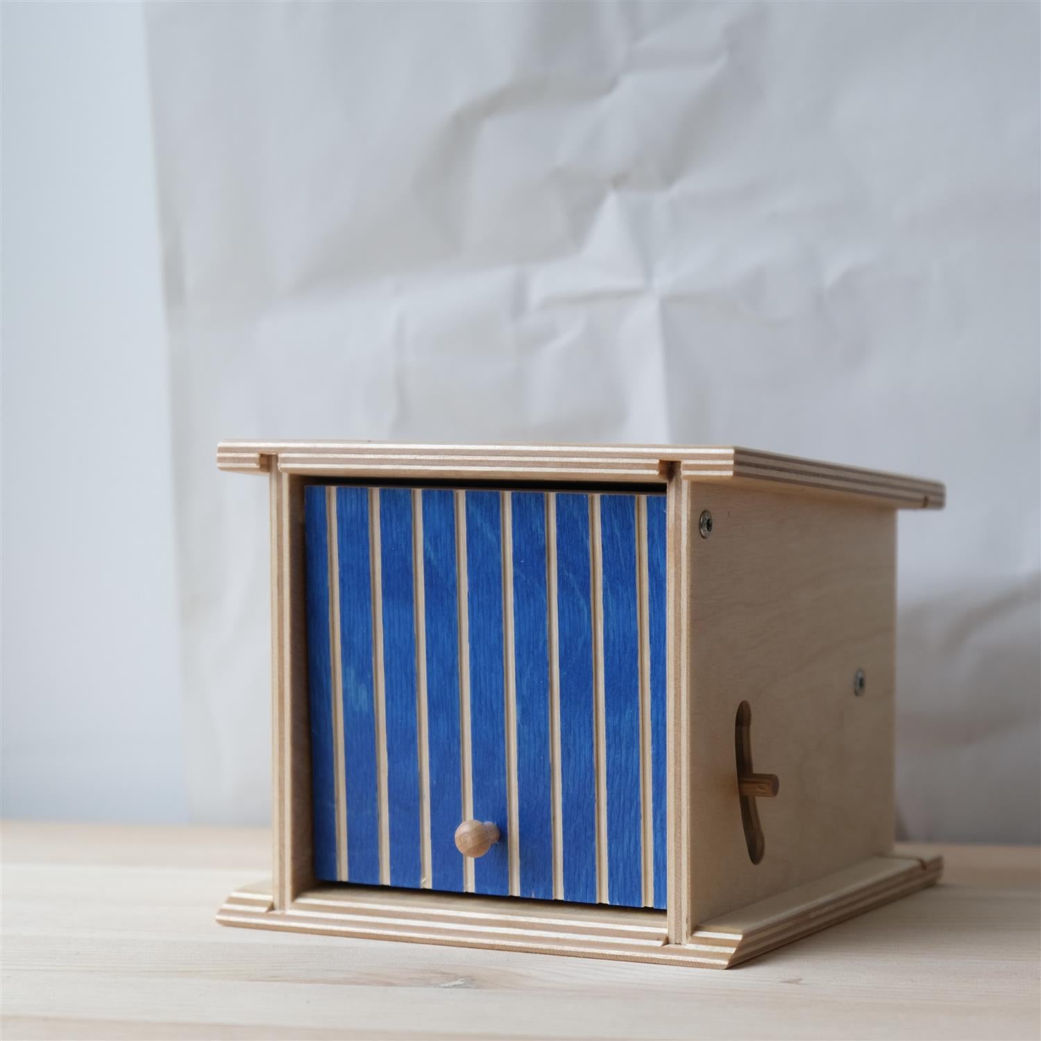 Liten garasje med to etasjer til biler