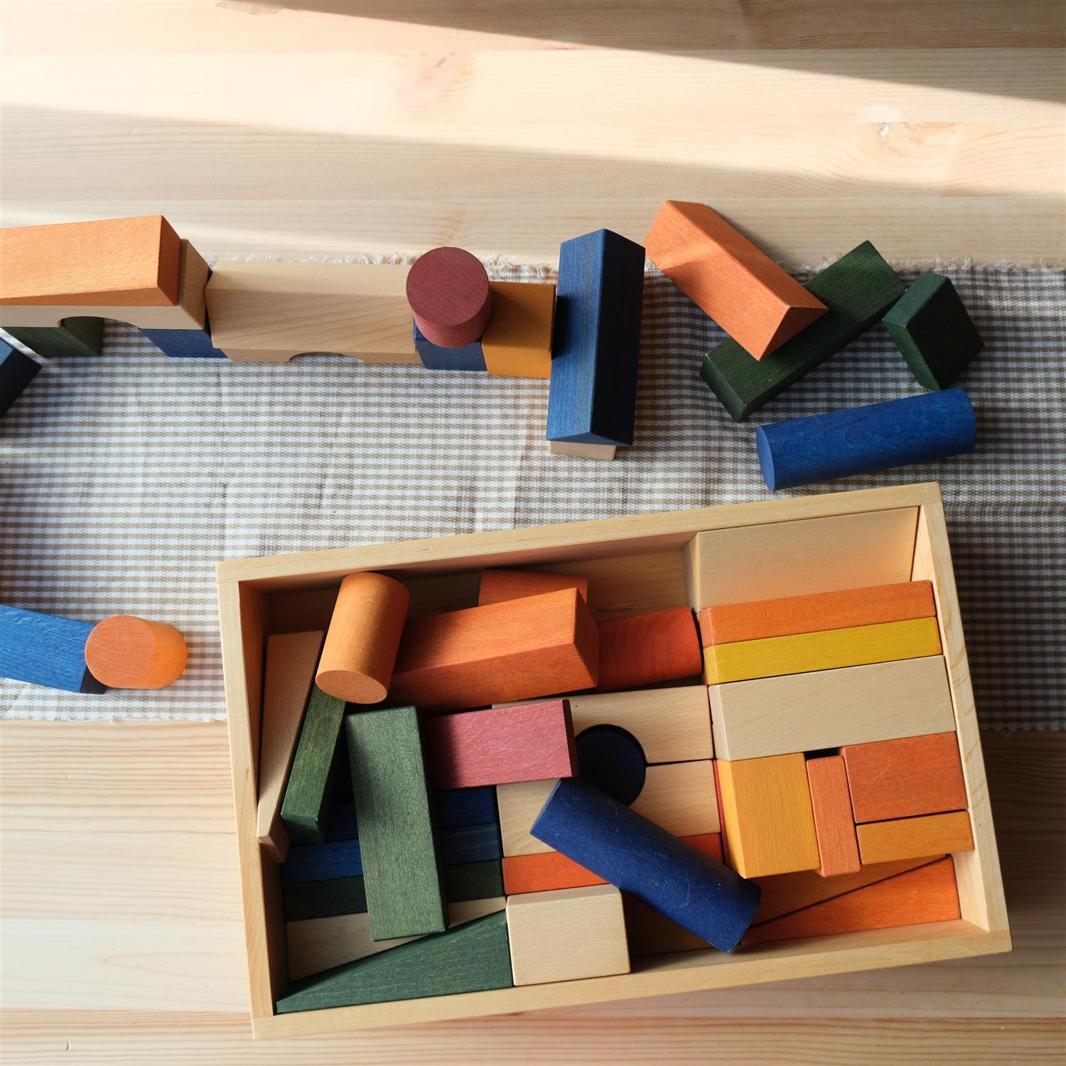 63 store klosser i eske - regnbue