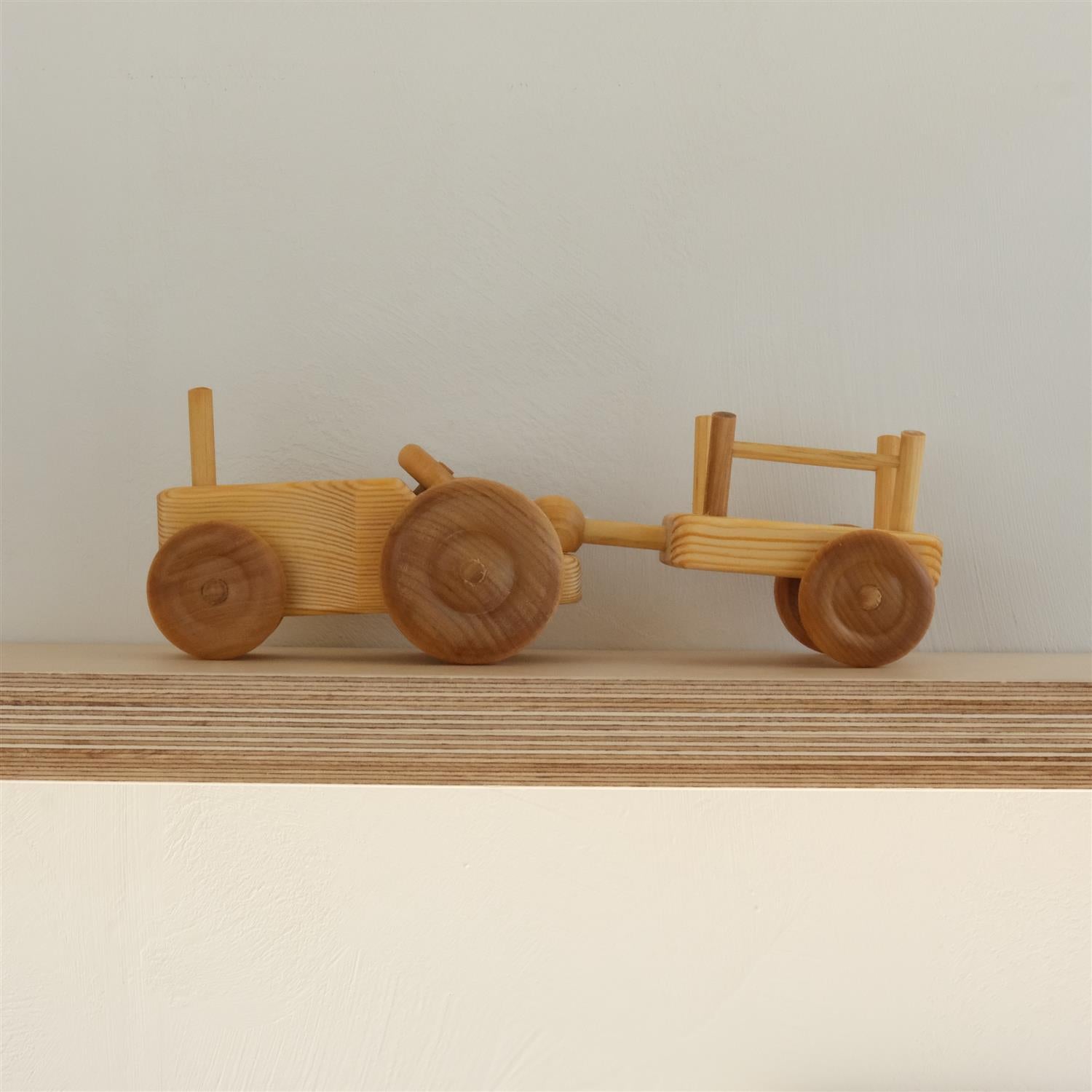 Liten traktor med vogn