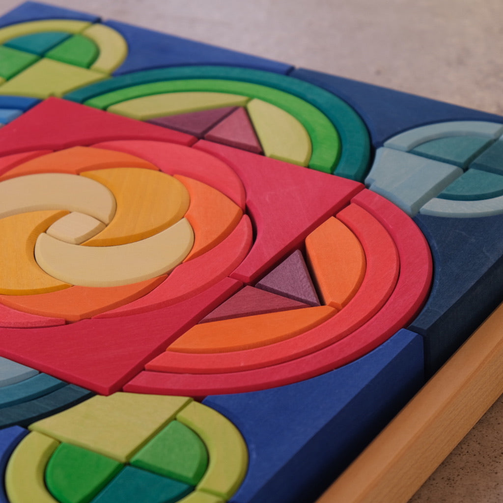 Geometriske buede klosser i treramme