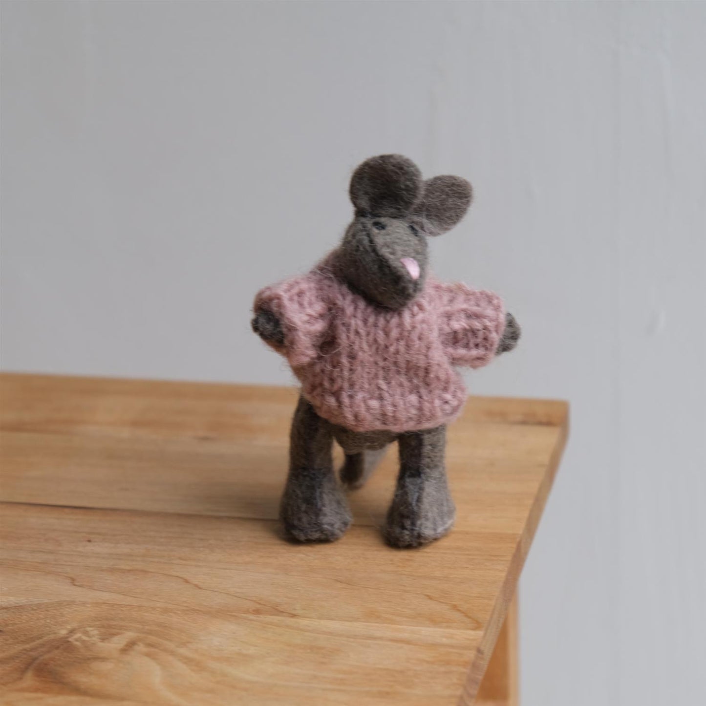 Liten mus med rosa genser - ullfigur