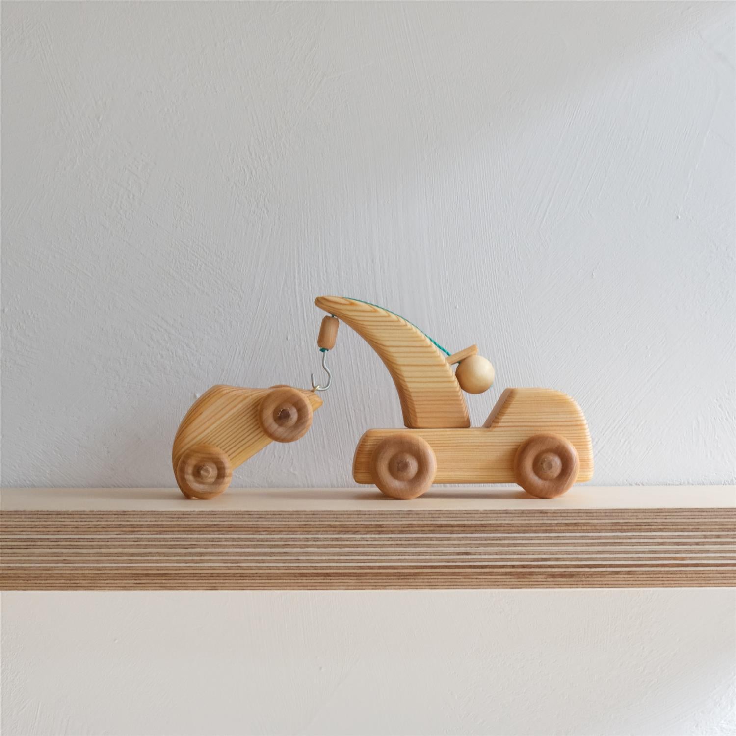 Liten kranbil med personbil