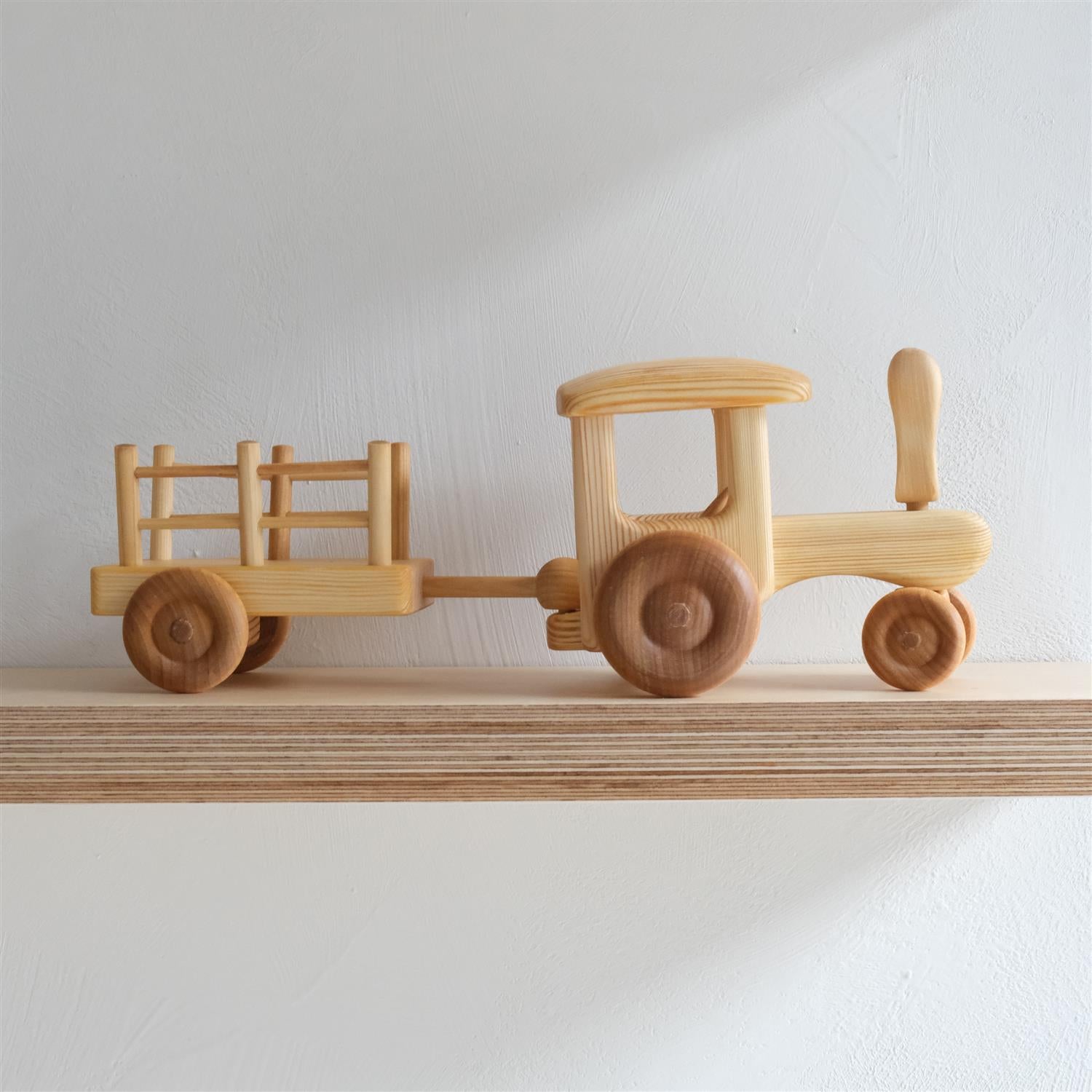 Stor traktor med vogn