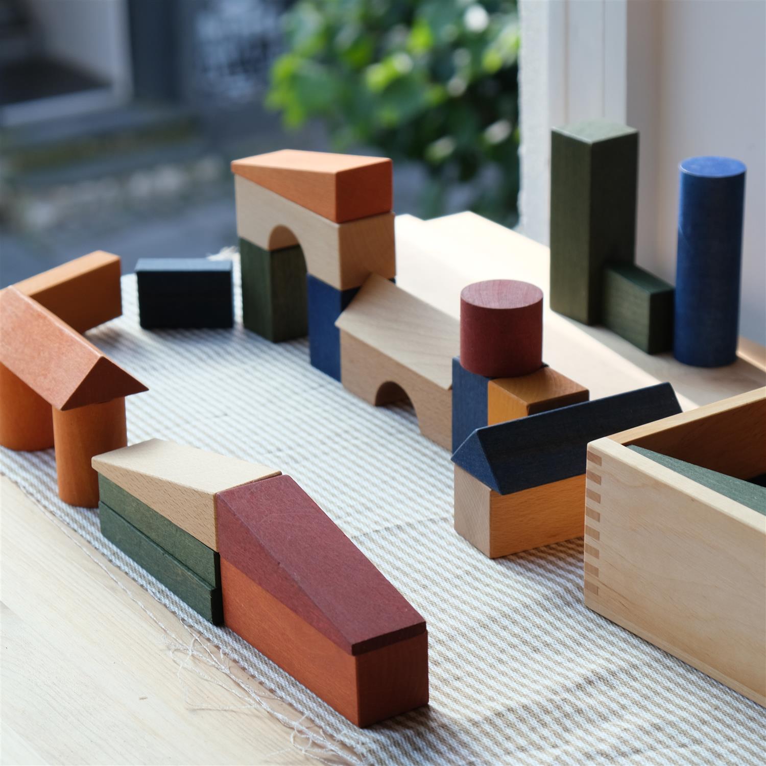 63 store klosser i eske - regnbue