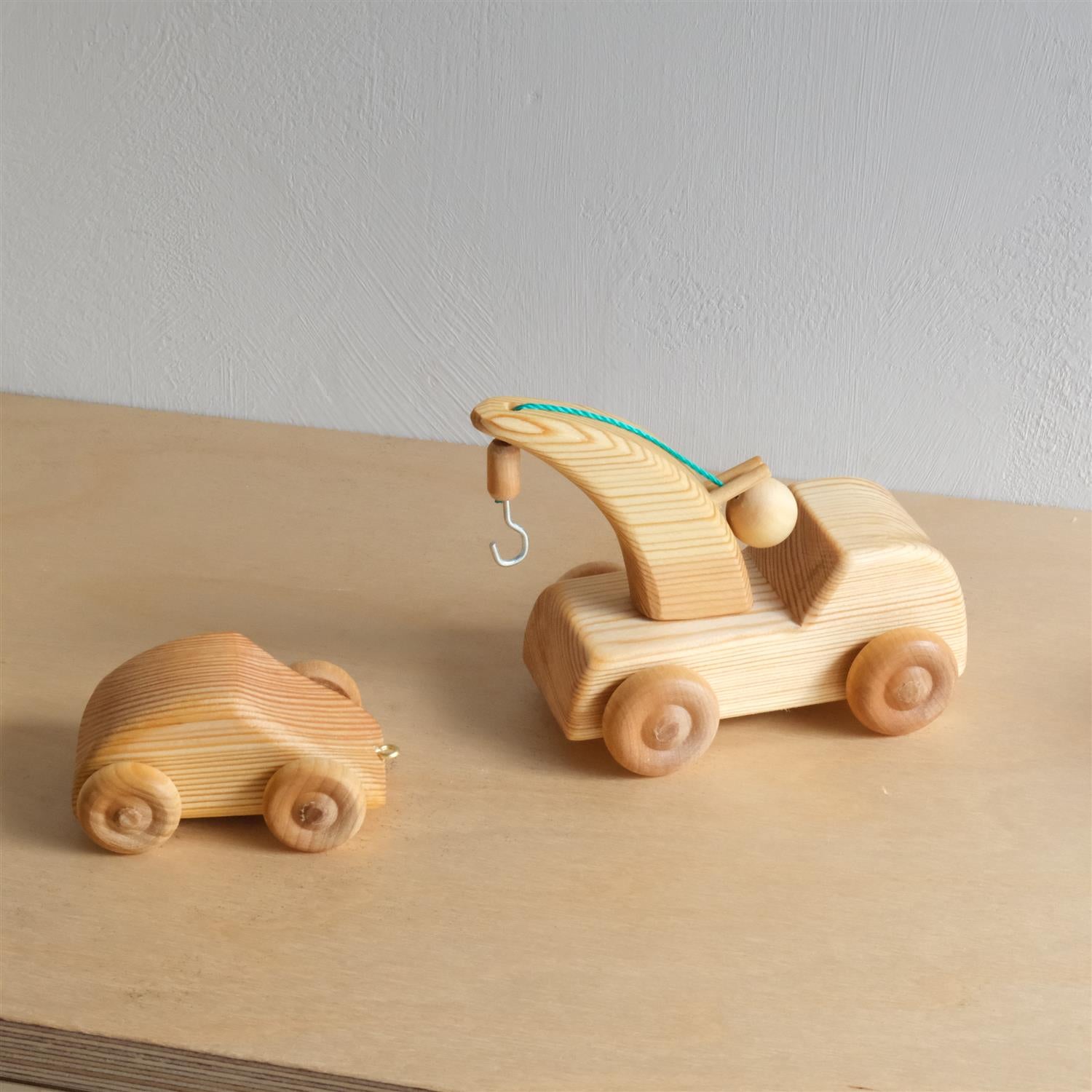 Liten kranbil med personbil