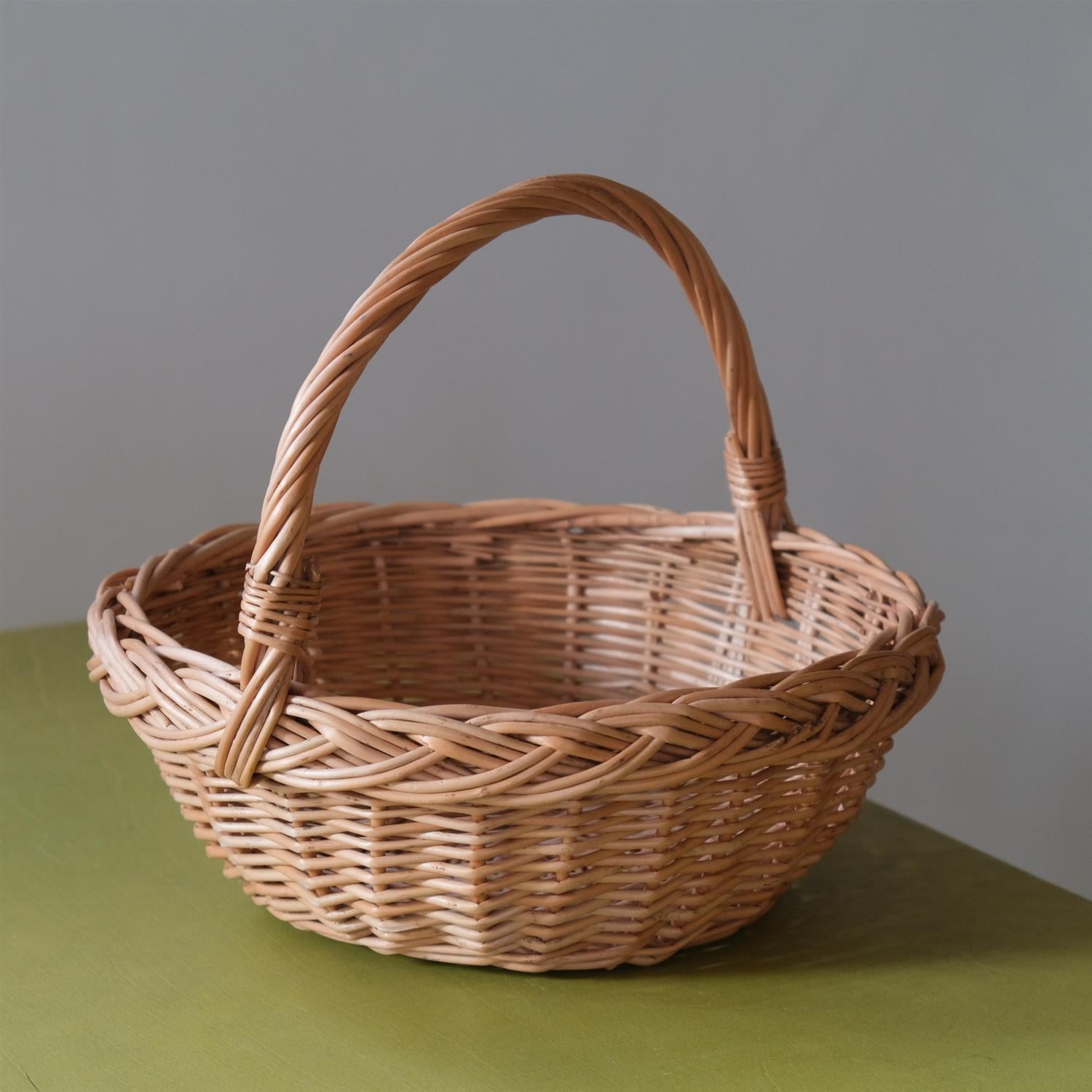 Rund seljekurv med hank