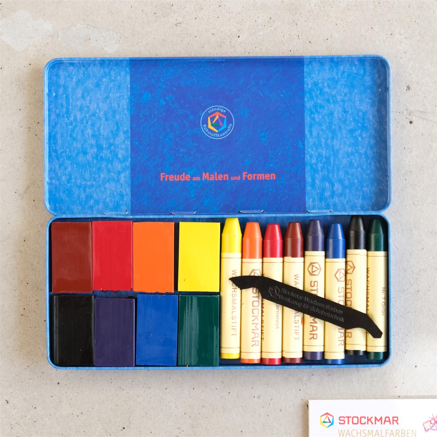 Sett med 8 fargestifter og 8 fargeblokker